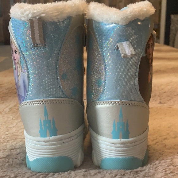 WORN ONCE SIZE 6 FROZEN WINTER BOOTS - Picture 4 of 5